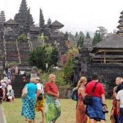 Pengaruh Pariwisata dalam Kehidupan Beragama Hindu di Bali