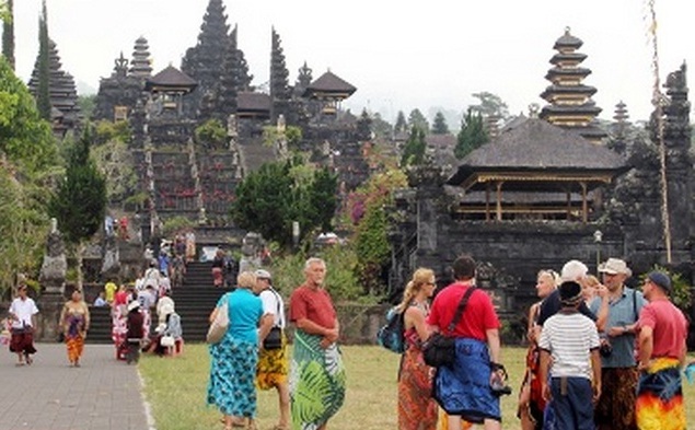 Wisatawan-kunjungi-pura-di-Bali